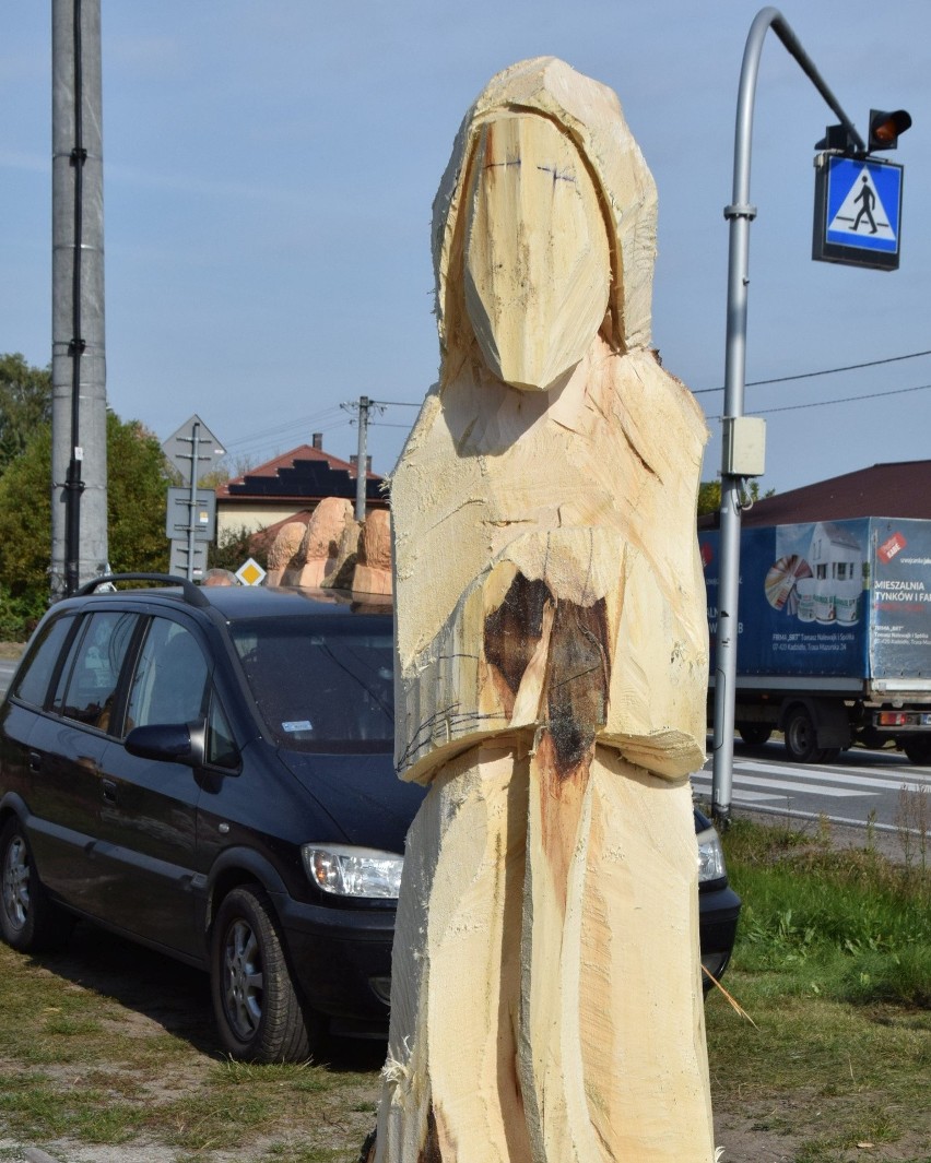 Kadzidło. Plener rzeźbiarski. Drewniane rzeźby powstają przy szkole i drodze krajowej. 4.10.2021. Zdjęcia