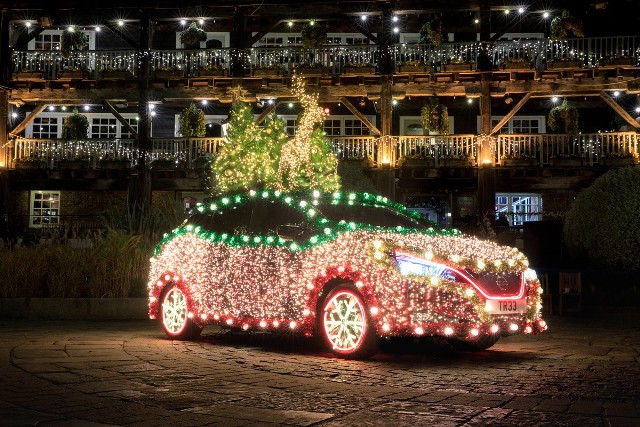 Nissan przywita tegoroczne Boże Narodzenie, pędząc przez zaśnieżone drogi Nissanem LEAF ze świątecznym oświetleniem zasilanym energią z odzysku.Fot. Nissan