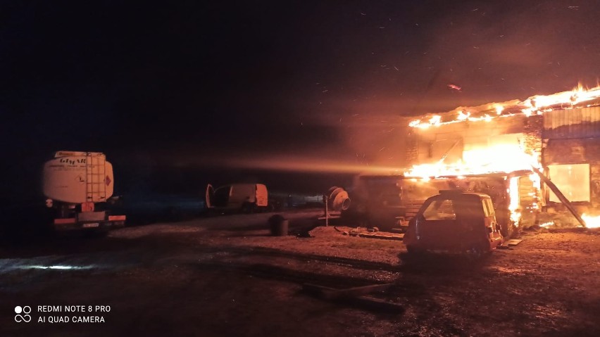 Pożar warsztatu z zabytkowymi samochodami w Wierzbicy w gminie Sobków. Na miejscu działało 10 zastępów strażackich. Zobaczcie zdjęcia 