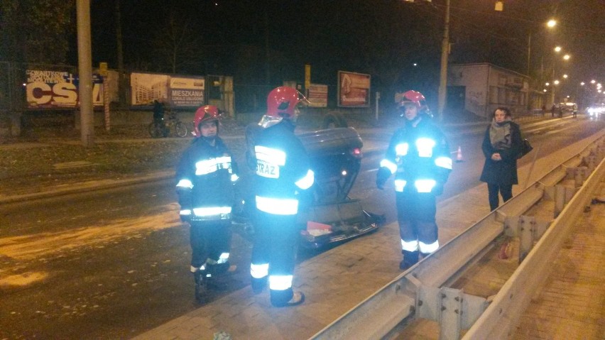 Wypadek na al. Kraśnickiej. Dachował citroen, jedna osoba w szpitalu (FOTO)