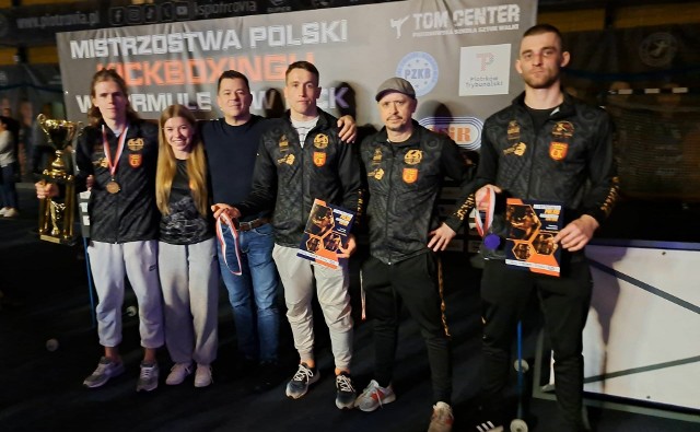 Medalowy start zawodników Soma Gym Kielce na Mistrzostwach Polski Low Kick Seniorów w Piotrkowie Trybunalskim. Na zdjęciu z trenerem Markiem Soboniem.