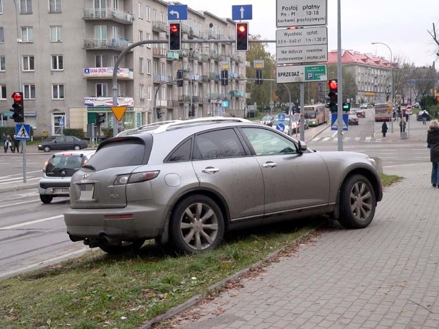 Kierowca tego auta popisał się nie byle jaką fantazją.