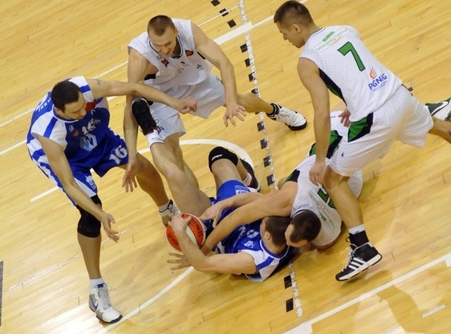 Koszykarze z Krosna nie dali się zbić kandydatowi do awansu.