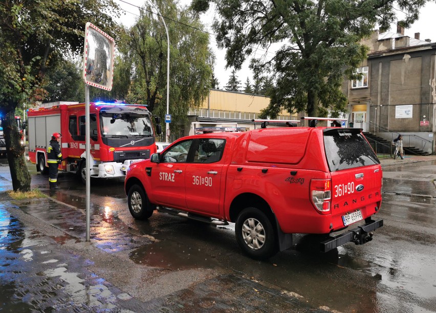 Alarm bombowy w szkole w Przemyślu. Ładunek miał zostać zdetonowany na szkolnym boisku [ZDJĘCIA]