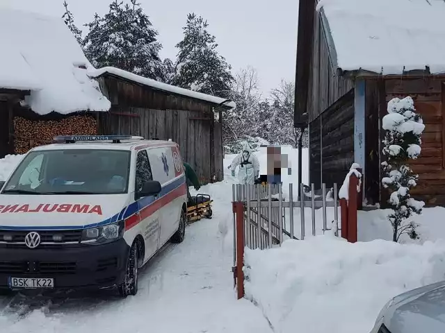 Okopy. Strażacy z OSP Suchowola pomagali ratownikom medycznym, którzy nie mogli dojechać do chorego na koronawirusa