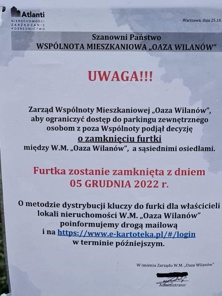 Jednoosobowy plac zabaw, niejasne zakazy i monitorowane kwiatki. Zobacz największe absurdy polskich osiedli [GALERIA]