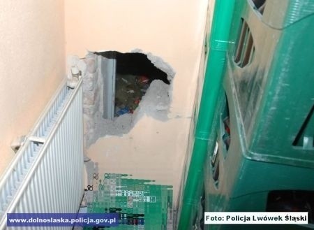 Dolny Śląsk: Pijany włamywacz wybił dziurę w ścianie i wszedł do sklepu 