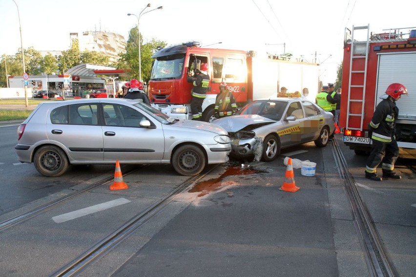 Wypadek na skrzyżowaniu Ślężnej i Wiśniowej. Taksówkarz w szpitalu (ZDJĘCIA)