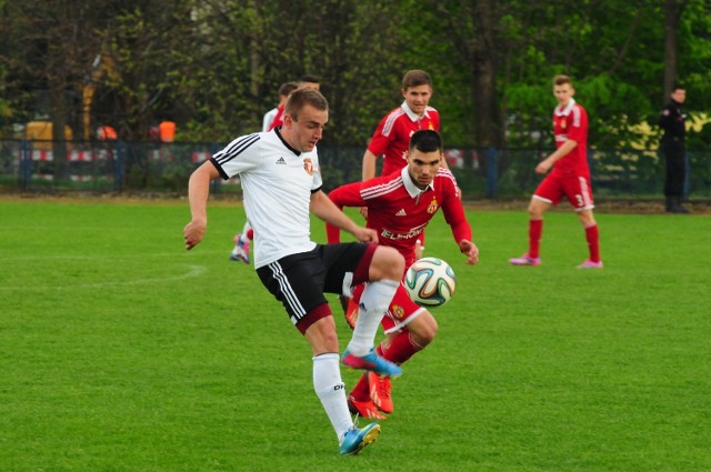 Konrad Furtak (w czerwonym stroju) przeniósł się do Wisły z Hutnika. Wczoraj strzelił gola Garbarni.