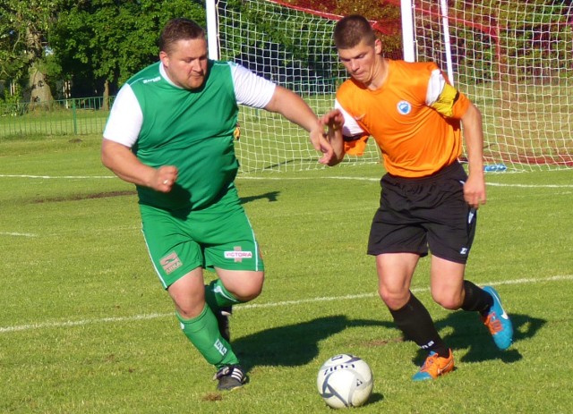 Łukasz Berkowski (zielony strój) strzelił w drugiej połowie jedną z bramek dla gospodarzy.