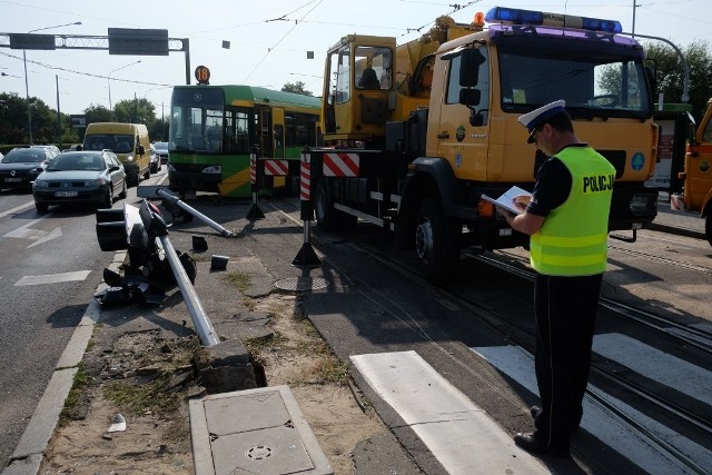 MPK Poznań: Wykolejenie "osiemnastki" - zniszczone sygnalizatory, jedna osoba poszkodowana