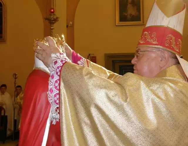 Bp Antoni Dydycz koronuje figury Maryi oraz Św. Anny