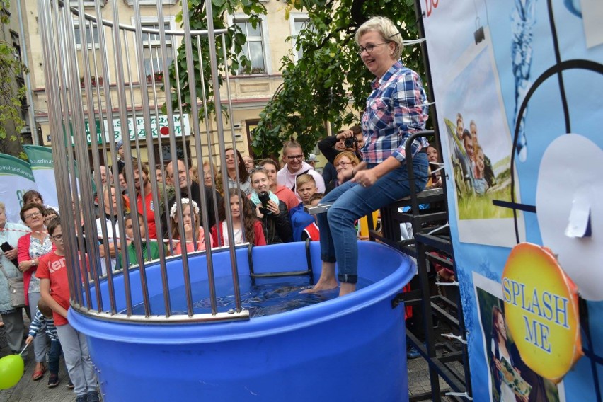 Burmistrz Mikołowa w garniturze zanurkował w fontannie na...