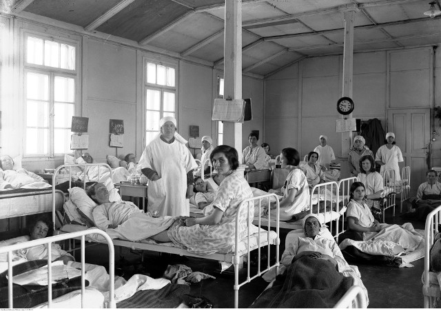 Szpital św. Łazarza w Krakowie. Sala z pacjentkami oddziału dla kobiet. Rok 1931.