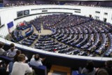 Debata w PE. Wiceprzewodniczący Komisji Europejskiej naciska na przyjęcie paktu migracyjnego. Stanowcza postawa europosłów PiS