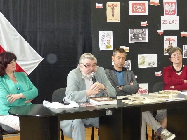 W Szkole Podstawowej nr5 w Skarżysku odbyła się konferencja historyczna poświęcona czasom Solidarności. O walce z komuną opowiadał Bogdan Ryś (na zdjęciu z mikrofonem).