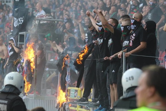 Policja zatrzymuje pseudokibiców, którzy wywołali burdy podczas meczu GKS Tychy i GKS Katowice
