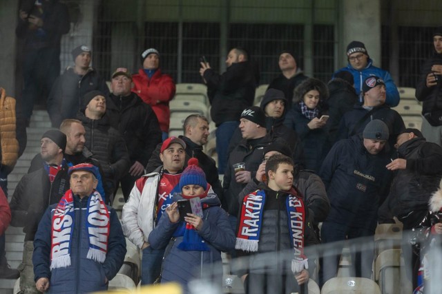 Kibice Rakowa na meczu z Cracovią   Zobacz kolejne zdjęcia. Przesuwaj zdjęcia w prawo - naciśnij strzałkę lub przycisk NASTĘPNE