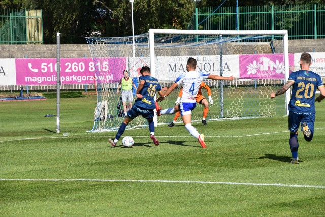 Mimo sporej przewagi w polu, piłkarze Warty Gorzów (granatowe stroje) tylko zremisowali w sobotnim (3 września), trzecioligowym meczu z Pniówkiem Pawłowice.