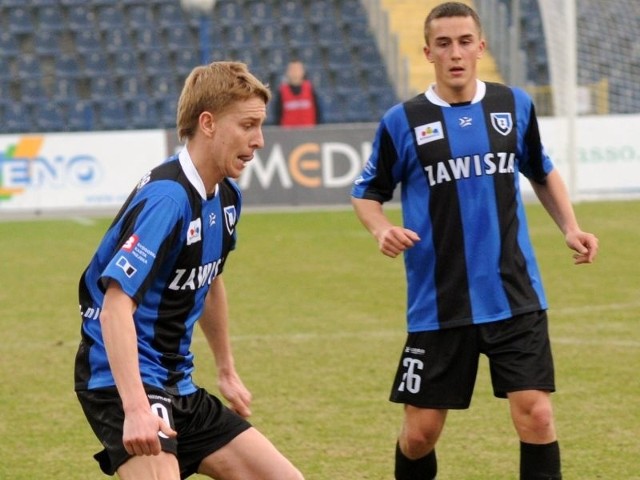 (z prawej), występujący w poprzednim sezonie w Zawiszy, strzelił gola w Kobylinie.