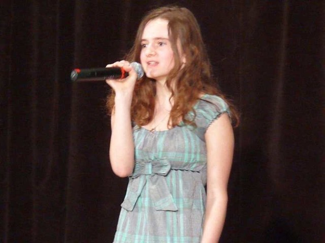 Śpiewa Mariola Laskowska.