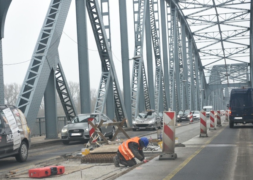 Remont mostu w Toruniu trwa już blisko rok.