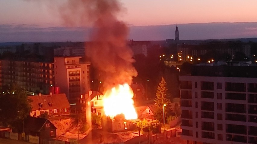Białystok. Nocny pożar pustostanu na ul. Kopernika. Kolejny budynek spłonął w tej okolicy [ZDJĘCIA]