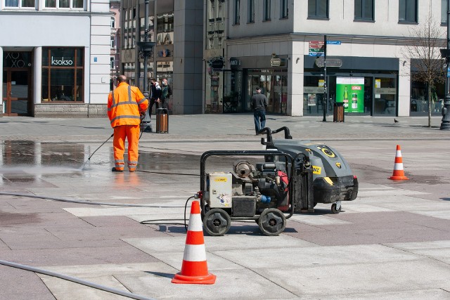 Wykonanie płyty Starego Rynku od początku budziło kontrowersje. Bydgoszczanom nie podobało się, że kamienne płyty sprawiają wrażenie brudnych i pełnych zacieków - mimo mycia ten efekt jest ciągle widoczny.