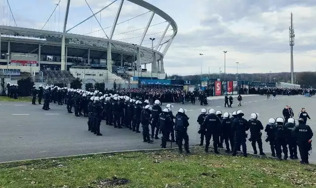 Zabezpieczenie policyjne w czasie derbów Ruchu Chorzów z Górnikiem Zabrze na Stadionie Śląskim.