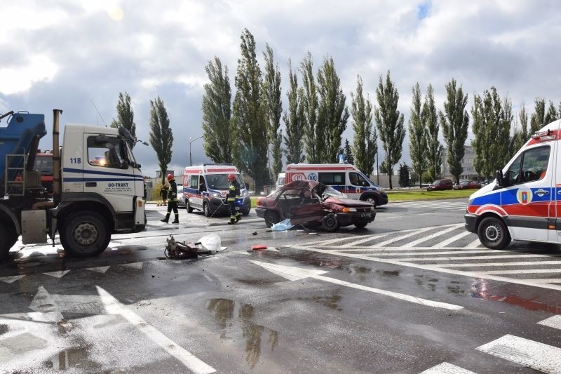 Wypadek na skrzyżowaniu ul. Dąbrowskiego i Lodowej. Ciężarówka zderzyła się z samochodem osobowym [FILM, zdjęcia]