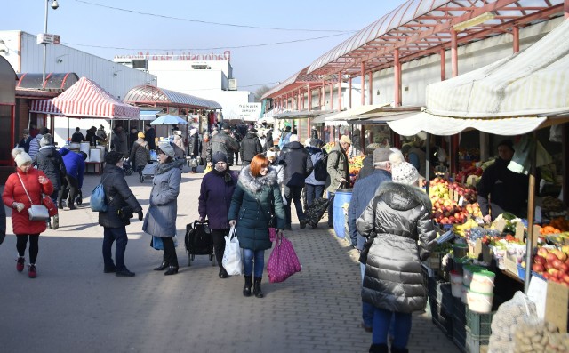 W czwartek wiele osób robiło zakupy na targowisku Korej w Radomiu. na straganach pojawiły się już młode ziemniaki i truskawki. Jak co czwartek sprawdziliśmy dla was aktualne ceny.