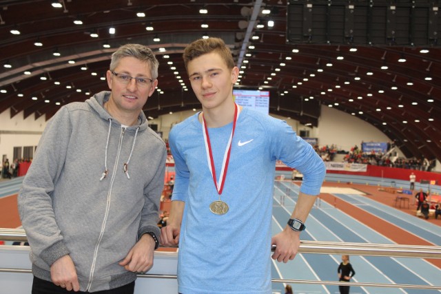 Michał Sierocki (AZS UMCS Lublin) razem ze swoim trenerem Piotrem Kitlińskim chwilę po rekordowym biegu w Spale