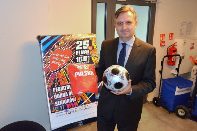 Jacek Kowalczyk, dyrektor Departamentu Promocji, Edukacji, Kultury, Sportu i Turystyki w Urzędzie Marszałkowskim podarował oficjalną piłkę meczową z Euro 2008 z podpisami członków polskiej reprezentacji