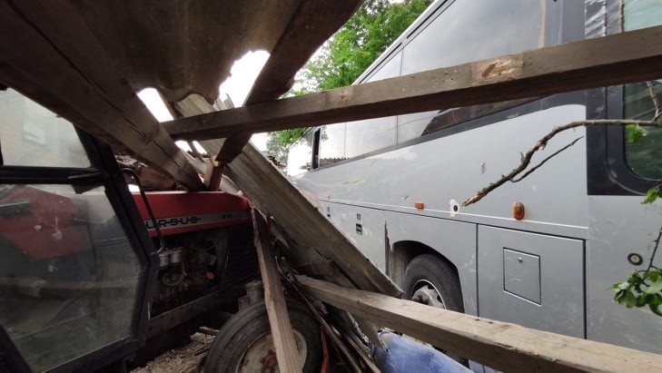Tragiczny wypadek w Łódzkiem! Autobus uderzył w ogrodzenie i w budynek! ZDJĘCIA