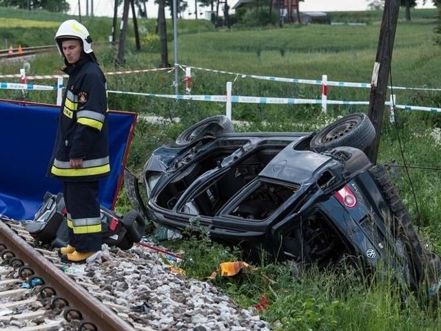 Czteroosobowa rodzina wyjeżdżała na wypoczynek. Daleko nie odjechali. Kilkadziesiąt metrów od domu doszło do tragicznego wypadku. Szynobus uderzył w auto. Zginęło dwoje dzieci.