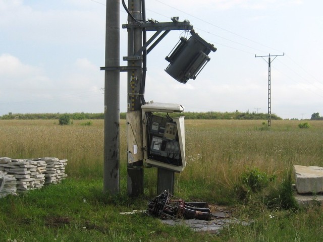 Nieznani sprawcy ukradli miedziany rdzeń transformatora w Szydłówku.