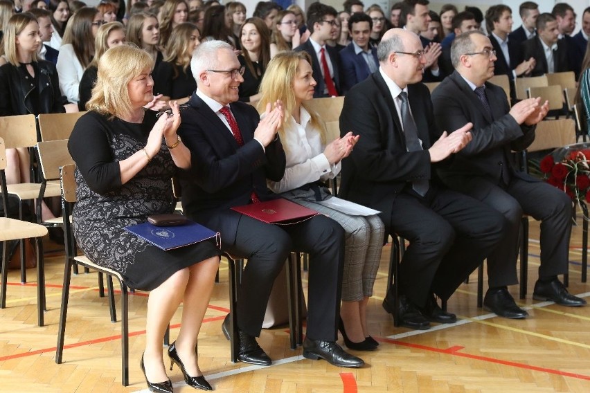 Maturzyści z Kielc zakończyli rok szkolny. W poniedziałek ruszają egzaminy [ZDJĘCIA]