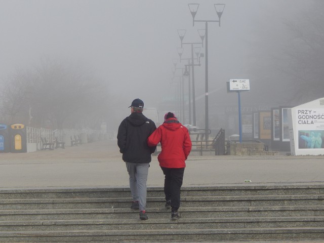 Mgła adwekcyjna w parze z chmurą Stratus daje takie efekty. Jednak tylko nad samym morzem. Dalsza część Ustka była zalana słońcem