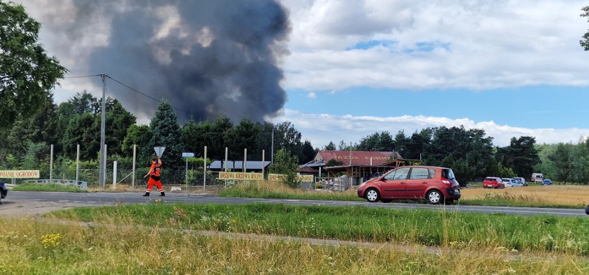 Poważny pożar w Tatowie koło Koszalina. Kilka zastępów straży pożarnej w akcji [ZDJĘCIA]