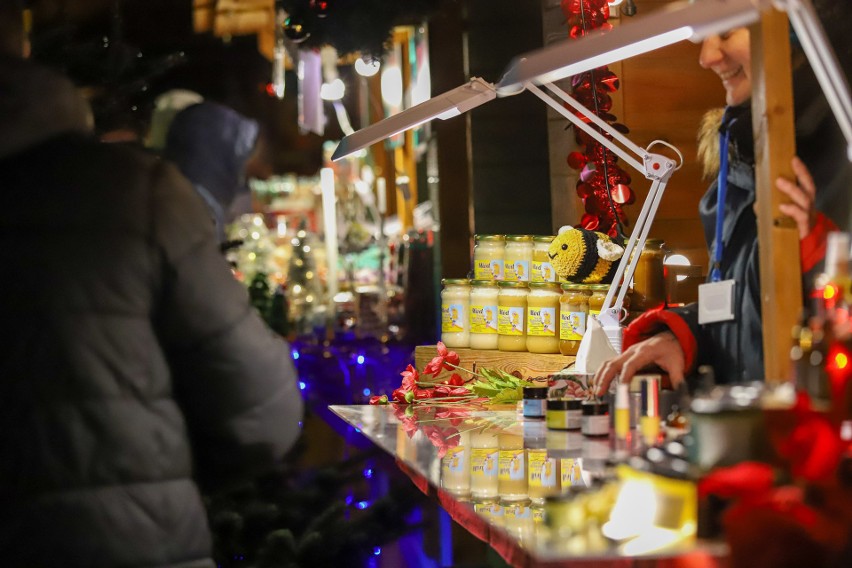 Jarmark Bożonarodzeniowy w Toruniu otwarty! Podczas jego inauguracji było wiele atrakcji