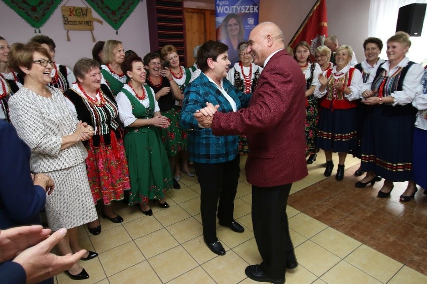 Taniec, który pokazuje cała Polska. Kulisy wizyty Beaty Szydło i Agaty Wojtyszek w Prząsławiu i Piotrkowicach (WIDEO, ZDJĘCIA)