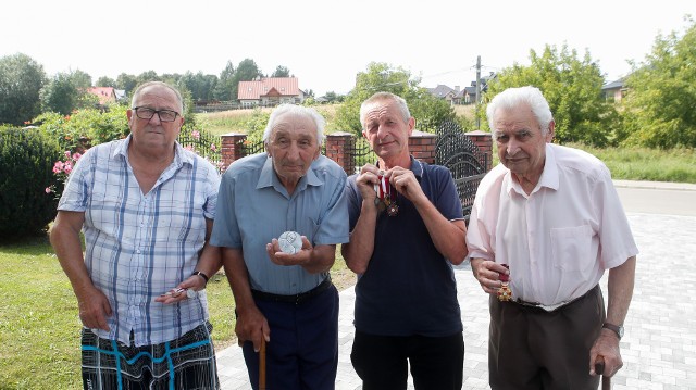 Czterej druhowie - seniorzy z gminy Świlcza o dodatek ratowniczy muszą teraz walczyć w sądzie.