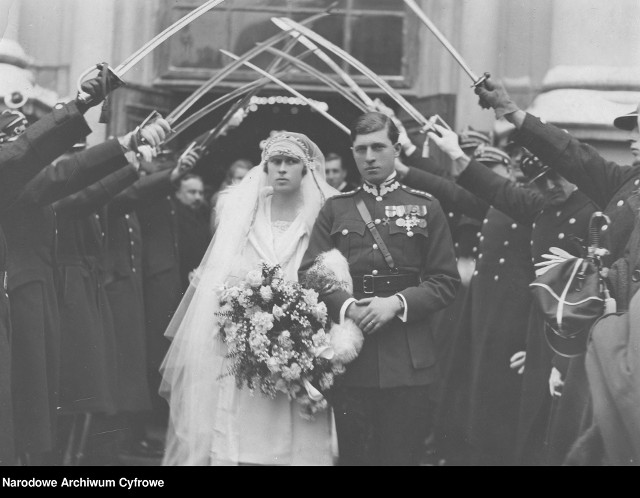 Ślub hrabiego Romana Potockiego z księżniczką Anną Marią Czetwertyńską. Para młoda opuszcza kościół po ceremonii zaślubin przechodząc pod szpalerem szabli oficerów 17 Pułku Ułanów. 1929 r.