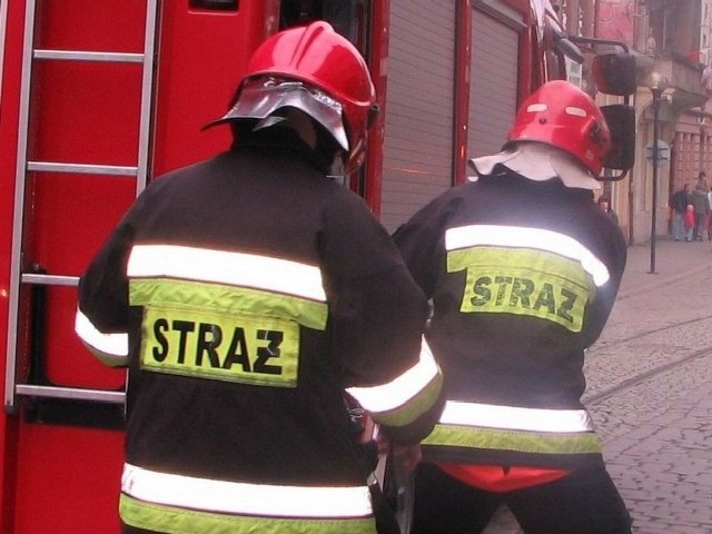 Z mieszkania przy ul. Marcinkowskiego w Grudziądzu strażacy ewakuowali siedem osób
