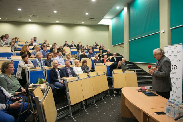 Prof. Andrzej Rzepliński spotkał się z Opolanami w auli Uniwersytetu Opolskiego.