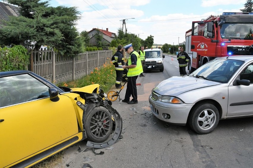 Groźny wypadek w Masłowie. Ucierpiał 62-letni kierowca