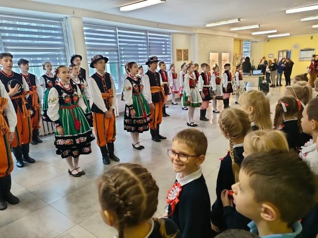11 listopada 2022 w Liceum im. A. Mickiewicza w Wilnie, na przerwach odbywało się śpiewanie pieśni wojennych legionowych. Pomysłodawczynią była Danuta Grydź, instruktor Dziecięco-Młodzieżowego Zespołu Tanecznego "Sto uśmiechów"