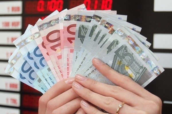 Euro zdrożeje przed wakacjami?