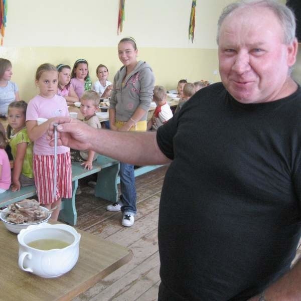 Sołtys Zakrzowa Norbert Waleska pokazuje dzieciom gwóźdź, który dał początek pysznej zupie.