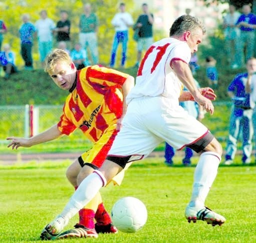 Maciej Biliński, napastnik Resovii (z prawej) starał się jak mógł, ale piłka nie wpadała do bramki.